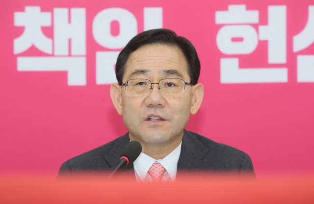 미래통합당 주호영 원내대표가 2일 국회에서 열린 기자간담회에서 개원·추경 협상 등에 관한 질문에 답하고 있다. 연합뉴스