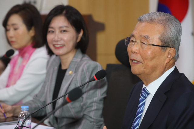 미래통합당 김종인 비상대책위원장이 3일 국회 의원회관에서 열린 미래통합당 초선모임에서 강의하고 있다. 연합뉴스