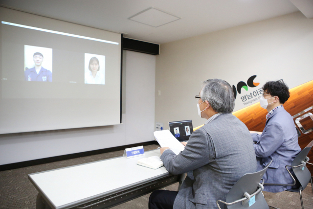재학생들이 산학협력교육중점 교수와 온라인 진로취업 상담을 하고 있다. 영남이공대 제공