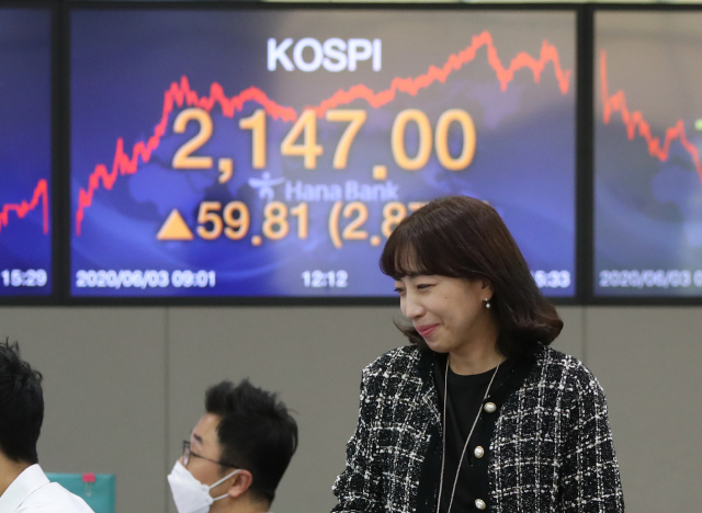 3일 오후 서울 중구 하나은행 딜링룸에서 한 딜러가 미소짓고 있다. 이날 코스피는 전 거래일보다 59.81포인트(2.87%) 오른 2,147.00으로 마감했다. 4거래일 연속 상승으로, 종가 기준 2,100선 돌파는 지난 2월 25일(2,103.61) 이후 처음이다. 연합뉴스