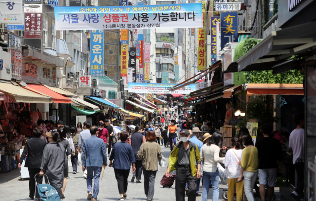 지난 3일 서울 남대문시장에서 시민과 관광객 등이 쇼핑을 즐기고 있다. 정부는 기업과 상인들이 신종 코로나바이러스 감염증(코로나19)으로 인한 경제위기를 버텨낼 수 있도록 유동성을 지원하고, 고용 충격에 대응하는 한편, 경기회복을 뒷받침할 재원을 담은 35조3천억원 규모의 3차 추가경정예산안을 편성했다. 연합뉴스