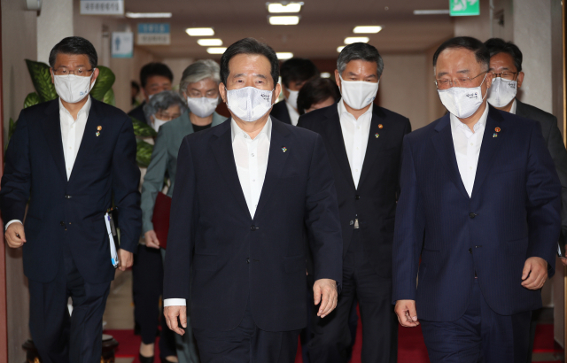 정세균 국무총리와 홍남기 경제부총리 겸 기재부 장관이 지난 3일 오전 정부서울청사에서 열린 임시 국무회의에 참석하고 있다. 연합뉴스