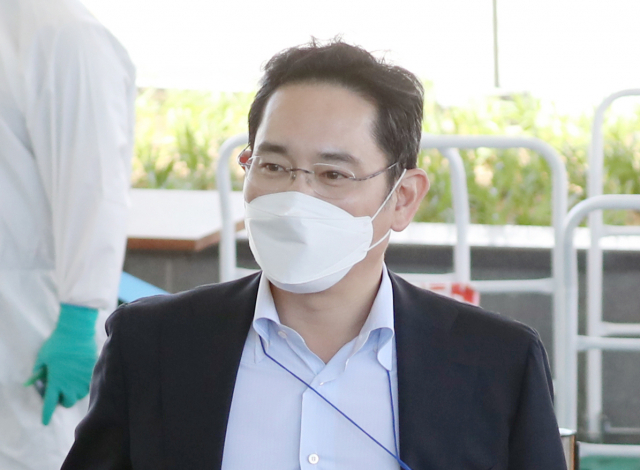 삼성물산-제일모직 합병과 삼성 경영권 승계를 둘러싼 의혹을 수사하는 검찰이 26일 이재용 삼성전자 부회장을 소환 조사 중이다. 서울중앙지검 경제 범죄형사부는 이날 이 부회장을 피고발인 신분으로 불러 2015년 삼성물산-제일모직 합병을 두고 불거진 각종 불법 의혹과 관련해 그룹 미래전략실 등과 주고받은 지시·보고 관계를 조사하고 있다. 사진은 지난 19일 중국 시안 반도체 공장을 방문한 뒤 귀국한 이 부회장. 연합뉴스