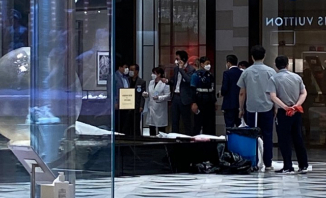 4일 오전 11시 20분쯤 대구 신세계백화점 9층에서 신원이 확인되지 않은 남성이 5층 실내로 떨어졌다. 독자제공