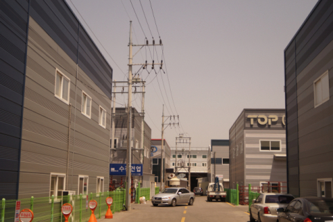 경북 구미국가산업단지 1단지 내 대교단지는 100여 중소기업이 입주했지만 가로등·보안등조차 없어 밤만 되면 암흑천지로 변한다. 전병용 기자