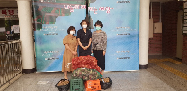 대구녹색학습원은 최근 직접 가꾼 친환경 농산물을 지산종합사회복지관에 기증했다. 대구녹색학습원 제공