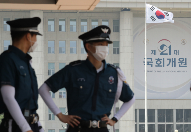 국회 개원을 하루 앞둔 4일 서울 여의도 국회 본관에 제21대 국회 개원을 알리는 대형 현수막이 걸려 있다. 더불어민주당은 5일 국회 개원을 추진하고 있으며 미래통합당은 상임위원회 구성이 완료된 뒤 개원을 해야 한다는 입장을 보이고 있다. 연합뉴스