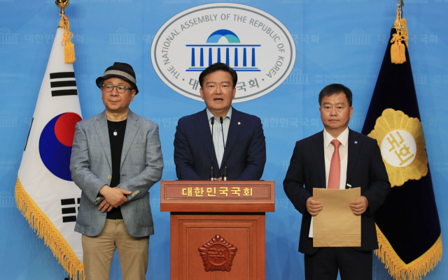 미래통합당 민경욱 의원이 28일 오전 서울 여의도 국회 소통관에서 구리시 투표지 6장 탈취 사건과 관련해 기자회견을 하고 있다. 연합뉴스