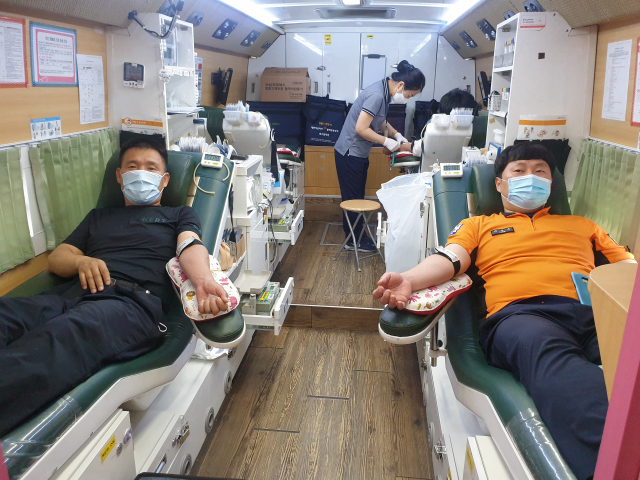 5일 대구 동부소방서 직원들이 청사 앞 대구경북적십자혈액원 차량에서 헌혈을 하고 있다. 동부소방서 제공
