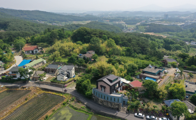 5일 오전 경남 양산시 하북면 지산리 평산마을 일대. 문재인 대통령 내외는 퇴임 후 이 마을 한 주택을 사저로 사용한다. 연합뉴스