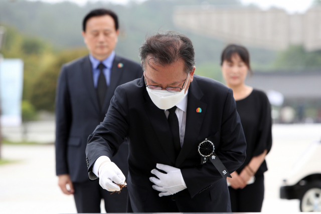 5·18 민주화운동 40주년을 맞은 18일 더불어민주당 김부겸 의원이 광주 북구 운정동 국립 5·18민주묘지를 참배하고 있다. 연합뉴스