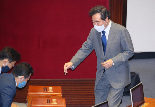 더불어민주당 이낙연 의원이 5일 국회 본회의장에서 열린 제21대 국회 첫 본회의에서 국회 부의장 투표를 하고 있다. 연합뉴스