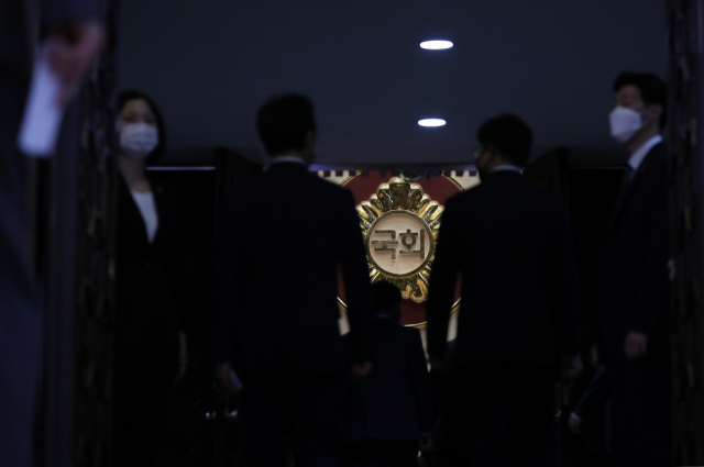 21대 국회가 개원한 5일 의원들이 본회의장으로 입장하고 있다. 연합뉴스