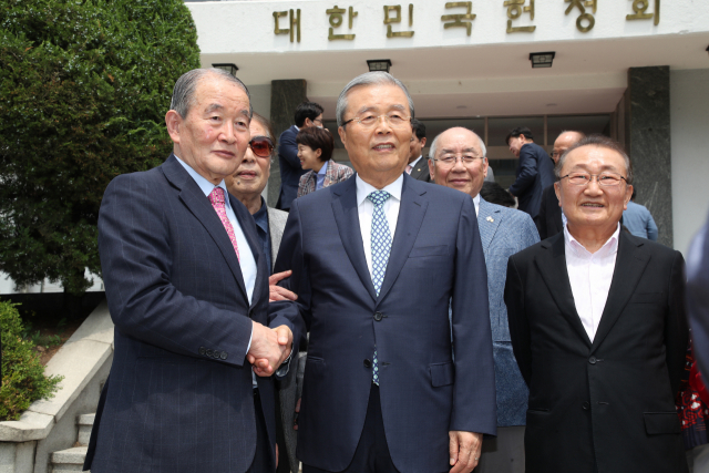 미래통합당 김종인 비상대책위원장이 5일 서울 여의도 헌정회관을 찾아 유경현 헌정회장과 인사하고 있다. [미래통합당 제공. 재판매 및 DB 금지] 연합뉴스