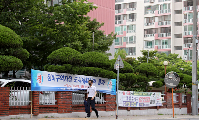 5일 오후 대구 수성구 을지맨션 인근 도로에 도시계획심의 통과를 알리는 현수막이 붙어 있다. 김영진 기자 kyjmaeil@imaeil.com