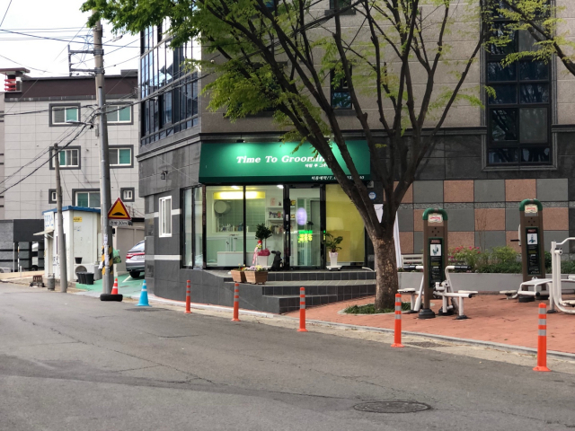 보이는 미용실은 가림막도 밀폐된 공간도 없어 강아지가 미용하는 모습을 언제든 볼 수 있다.