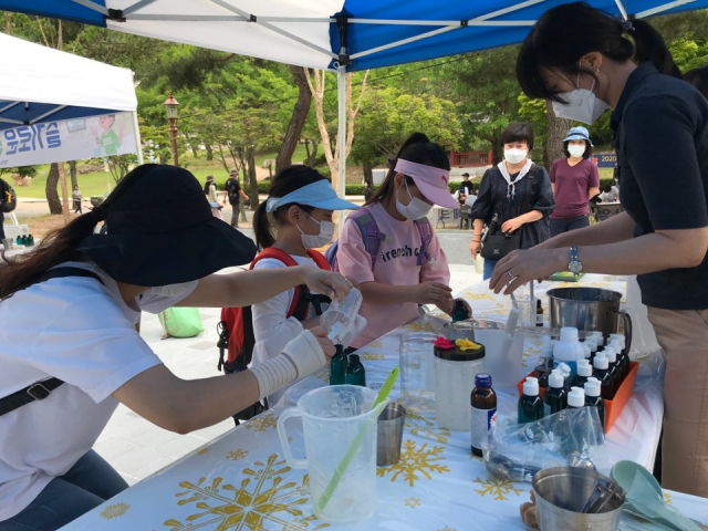 7일 문경새재도립공원에서 관광객이 환경체험교육에 참가하고 있다. 경북환경연수원 제공