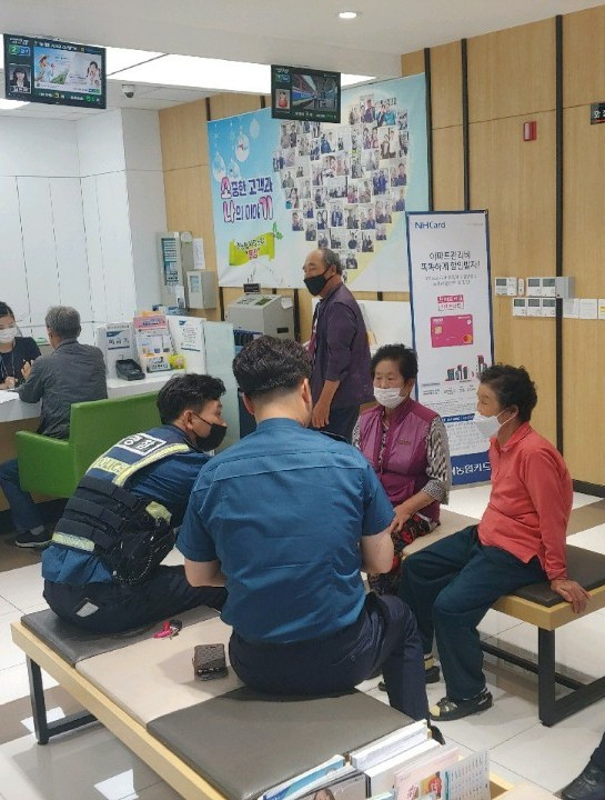 경산경찰서 소속 경찰관이 은행에서 고객들을 대상으로 전화금융사기 예방 홍보활동을 하고 있다. 경산경찰서 제공