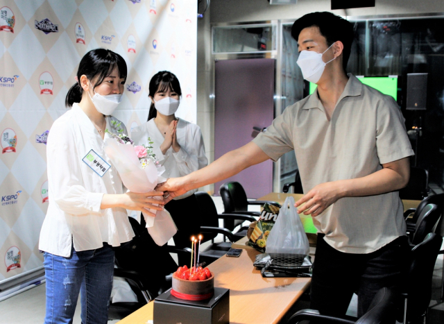 통산 300승 축하 받는 김채영(왼쪽)