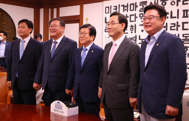 더불어민주당 김영진 원내수석부대표(왼쪽부터), 김태년 원내대표, 박병석 국회의장, 미래통합당 주호영 원내대표, 김성원 원내수석부대표가 지난 7일 오후 서울 여의도 국회 의장실에서 열린 국회의장 주재 여·야 원내대표 원구성 협상회동에서 기념촬영을 하고 있다. 연합뉴스