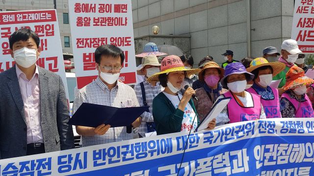 사드철회평화회의 관계자가 인권침해 진상을 밝히고 비밀 군사작전 책임자 처벌을 촉구하는 기자회견문을 읽고 있다. 소성리종합상황실 제공
