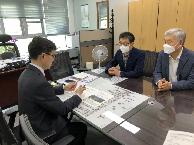 장욱현 영주시장이 기획재정부 경제예산심의관실을 방문, 내년도 국비 예산의 필요성을 설명하고 있다. 영주시 제공