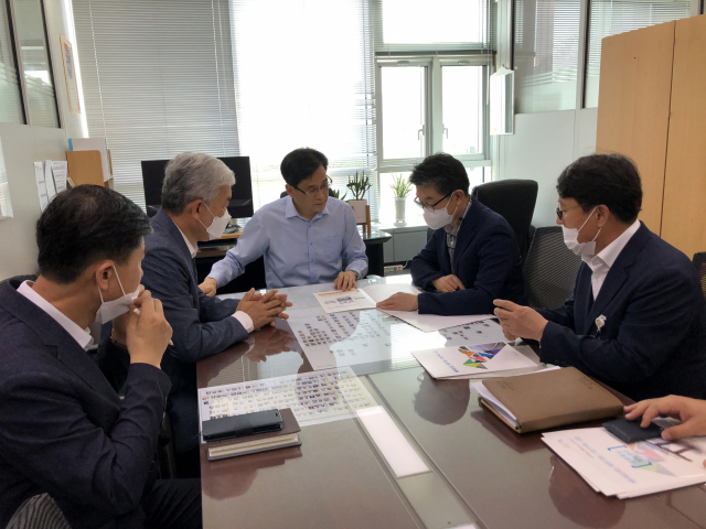 장욱현 영주시장이 기획재정부를 방문, 내년도 국비 예산의 필요성을 설명하고 있다. 영주시 제공