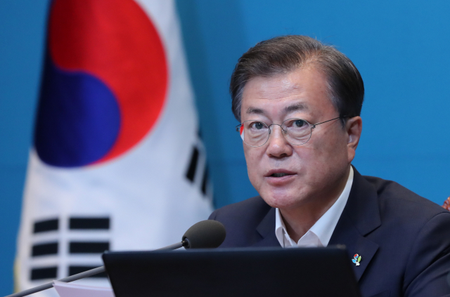 문재인 대통령이 8일 청와대에서 수석·보좌관 회의를 주재하고 있다. 연합뉴스
