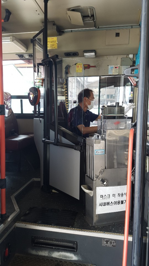 문경시 한 좌석버스에 비말 차단막이 설치돼 있다. 문경시 제공