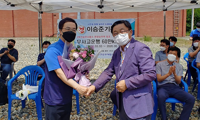 이승준(49) 기관사가 대구도시철도공사 역사상 두 번째로 60만km 무사고 운행을 달성한 뒤 축하를 받는 모습. 대구도시철도공사 제공