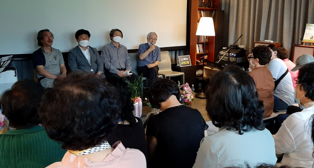 지역시인과 시를 사랑하는 시민 등 50여 명이 지난 5일 대구 중구 동산동 카페 