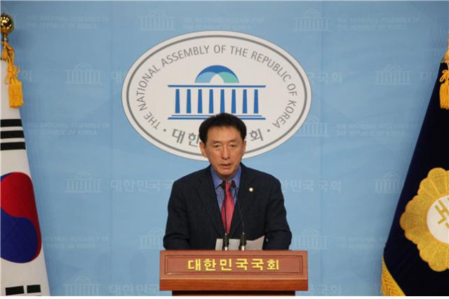 김석기 미래통합당 의원(경북 경주)이 8일 오전 국회 소통관에서 기자회견을 열고 월성 1호기 조기폐쇄와 관련해 입장을 밝히고 있다. 김석기 의원실 제공