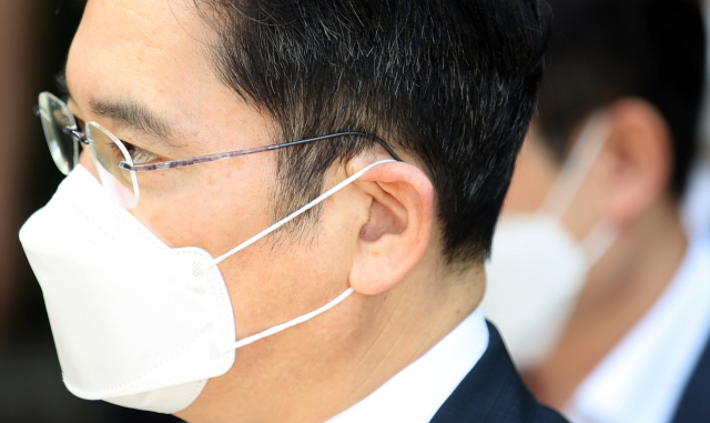 불법 경영승계 의혹을 받는 이재용 삼성전자 부회장이 8일 오전 서초구 서울중앙지방법원에서 열린 영장실질심사(구속 전 피의자 심문)에 출석하고 있다. 연합뉴스