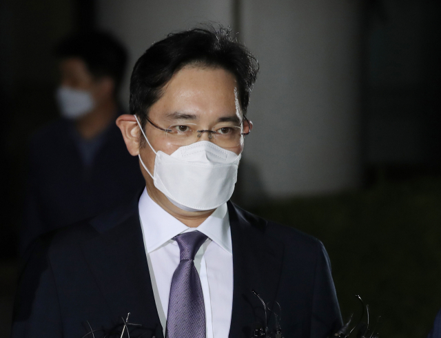불법 경영 승계 의혹을 받는 이재용 삼성전자 부회장이 서초구 서울중앙지방법원에서 열린 구속 전 피의자 심문(영장실질심사)을 마친 뒤 법정을 나서고 있다. 연합뉴스