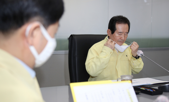 정세균 국무총리가 9일 정부서울청사 중앙재난안전상황실 서울상황센터에서 신종 코로나바이러스 감염증(코로나19) 수도권 집단감염 대응 긴급장관회의에서 발언하기 위해 마스크를 벗고 있다. 연합뉴스