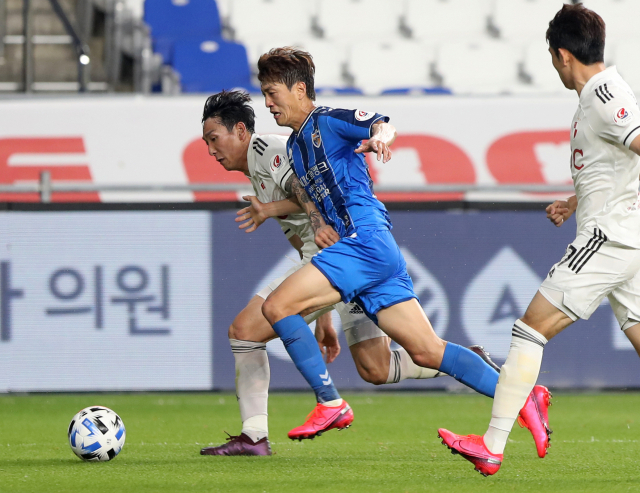 지난달 24일 울산 문수축구경기장에서 열린 프로축구 하나원큐 K리그1 울산 현대와 부산 아이파크의 경기에서 울산 이청용이 부산 김병오의 수비를 피해 돌파하고 있다. 연합뉴스