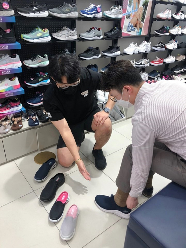 롯데백화점 상인점 스포츠 브랜드 스케쳐스는 이달 말까지 의료업계 종사자를 대상으로 전 품목 30% 할인 행사를 진행한다. 스케쳐스 운동화는 편안한 착용감과 우수한 쿠션감으로 가벼운 러닝과 산책, 여행 등 다양한 용도로 사용할 수 있다. 롯데백화점 제공