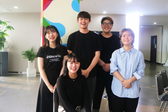 제21회 대구관광기념품 디자인 공모전에서 수상한 경운대 멀티미디어학과 학생들이 기념촬영을 하고 있다. 경운대 제공