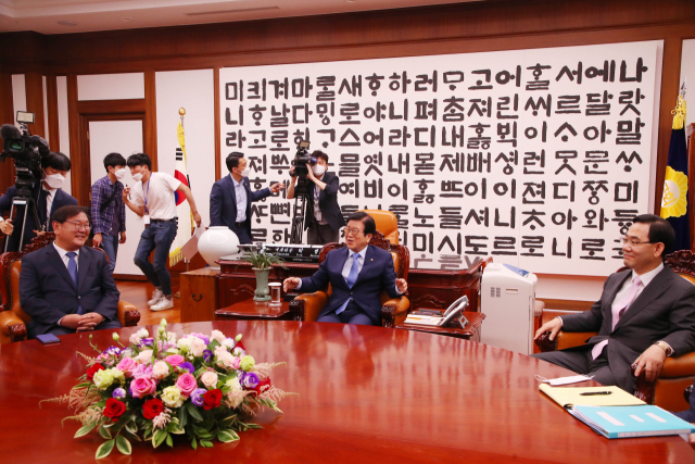 박병석 국회의장과 더불어민주당 김태년, 미래통합당 주호영 원내대표의 원구성 협상회동이 7일 오후 서울 여의도 국회의장실에서 열리고 있다. 연합뉴스