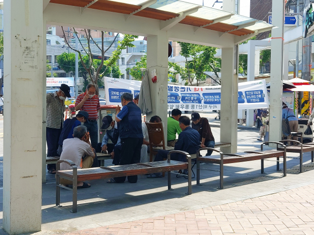 9일 오후 1시 30분쯤 대구 서구 비산동 북비산네거리에서 어르신 10여 명이 그늘 아래 모여 장기를 두고 있다. 이수현 기자