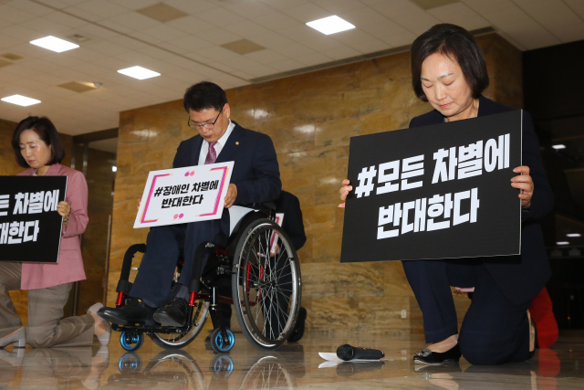 미래통합당 한무경(오른쪽 부터), 이종성, 전주혜 의원 등이 10일 국회 본관 로텐더홀에서 