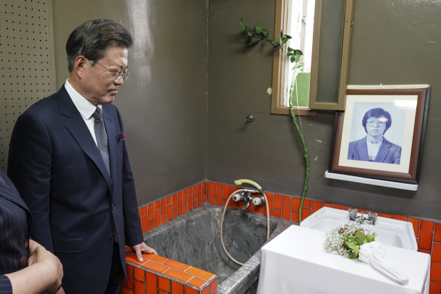 문재인 대통령이 10일 오전 서울 용산구 민주인권기념관에서 열린 제33주년 6.10 민주항쟁 기념식을 마친 후 509호 조사실을 둘러보고 있다. 연합뉴스