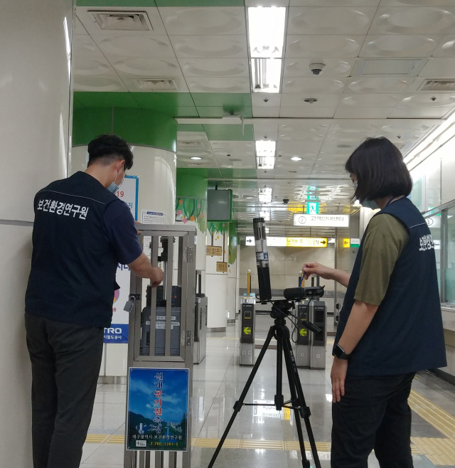 대구보건환경연구원이 도시철도 지하역사 공기질 검사를 하는 모습. 대구시 제공