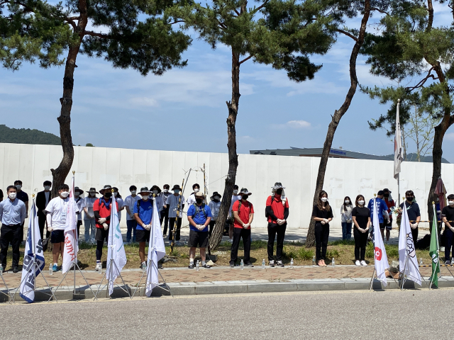 경북 경산지역 5개 대학 총학생회장단 등 전국 대학생 단체들이 10일 교육부가 있는 정부세종청사 근처에서 등록금 반환을 요구하는 집회를 열고 있다. 경산 5개 대학 총학생회장단 제공