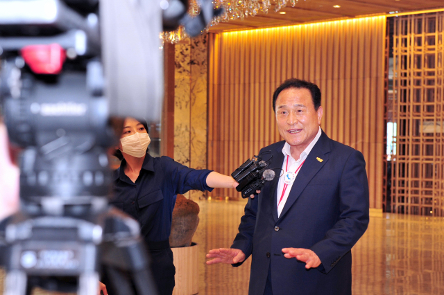 김영만 군위군수가 10일 박재민 국방부 차관과의 면담 이후 기자들에게 관련 브리핑을 하고 있다. 군위군 제공