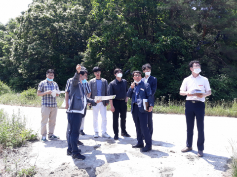 지방공기업평가원 실사단이 현장을 돌며 설명을 듣고 있다. 마경대 기자