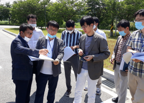 지방공기업평가원 실사단이 현장을 돌며 설명을 듣고 있다. 마경대 기자