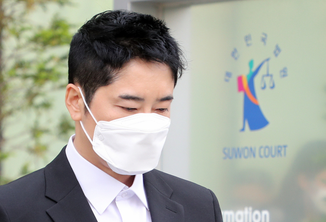 외주 스태프 여성 2명을 성폭행·추행한 혐의로 1심에서 징역 2년 6월에 집행유예 3년을 선고받은 배우 강지환이 항소심 첫 공판을 마치고 나오고 있다. 연합뉴스