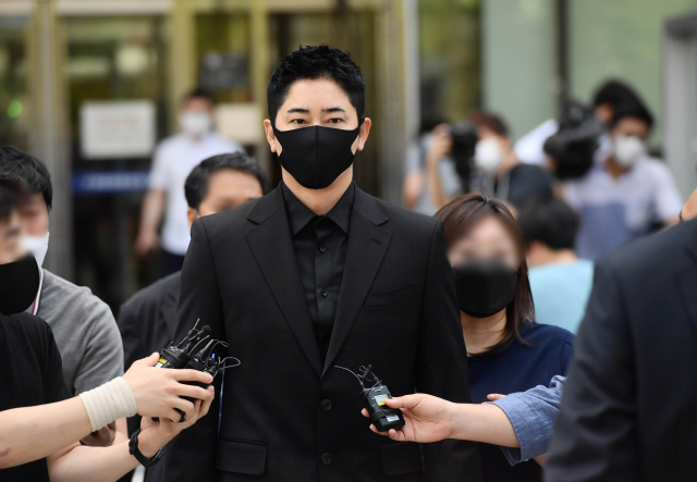 외주 스태프 여성 2명을 성폭행·추행한 혐의로 1심에서 징역 2년 6월에 집행유예 3년을 선고받은 배우 강지환이 11일 오후 경기도 수원고등법원에서 열린 항소심 선고공판을 마치고 나오고 있다. 수원고법 형사1부는 강씨에 대해 징역 2년 6월에 집행유예 3년을 선고한 원심과 같은 형을 선고했다. 연합뉴스