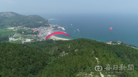 포항 칠포해수욕장 인근에 설치된 패러글라이딩장이 애초부터 군사보호구역으로써 활공이 금지된 것으로 알려지는 등 건립 과정을 두고 각종 잡음이 일고 있다. 매일신문DB